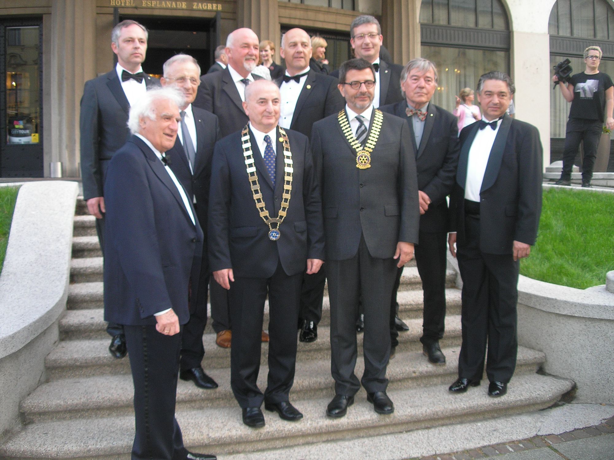 Članovi Rotary kluba Zagreb u svečanim odijelima ispred hotela Esplanade