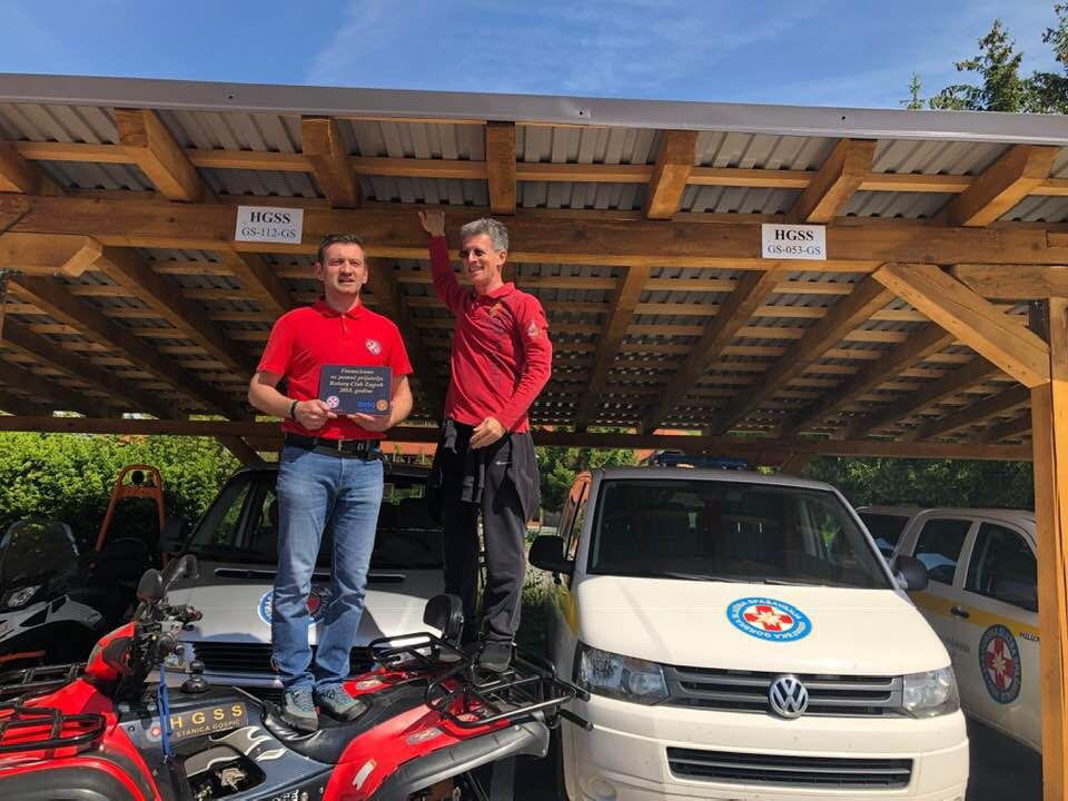 Spašavatelji HGSS Stanice Gospić uz vozila i pločicu zahvale Rotary klubu Zagreb