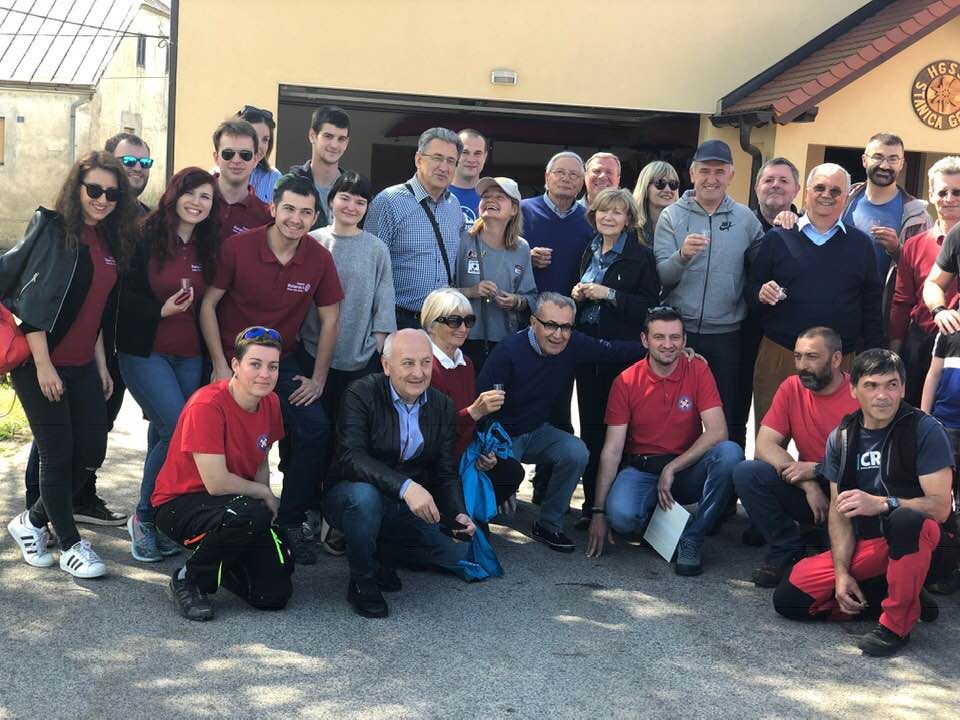Članovi Rotary kluba Zagreb i spašavatelji HGSS Stanice Gospić ispred stanice