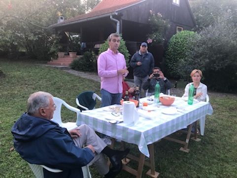 Rotarijanci za stolom na druženju na Mirkovoj livadi
