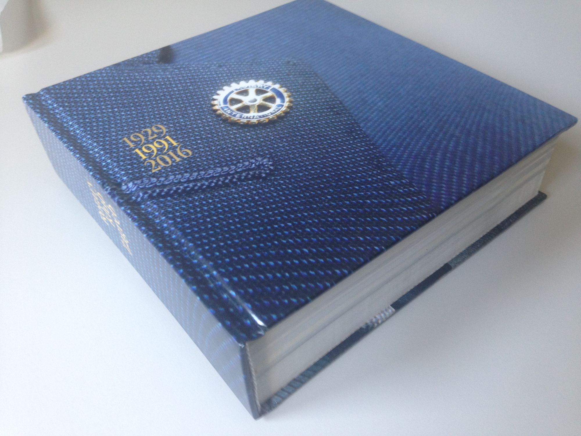 Monografija Rotary kluba Zagreb s Rotary kotačem na koricama