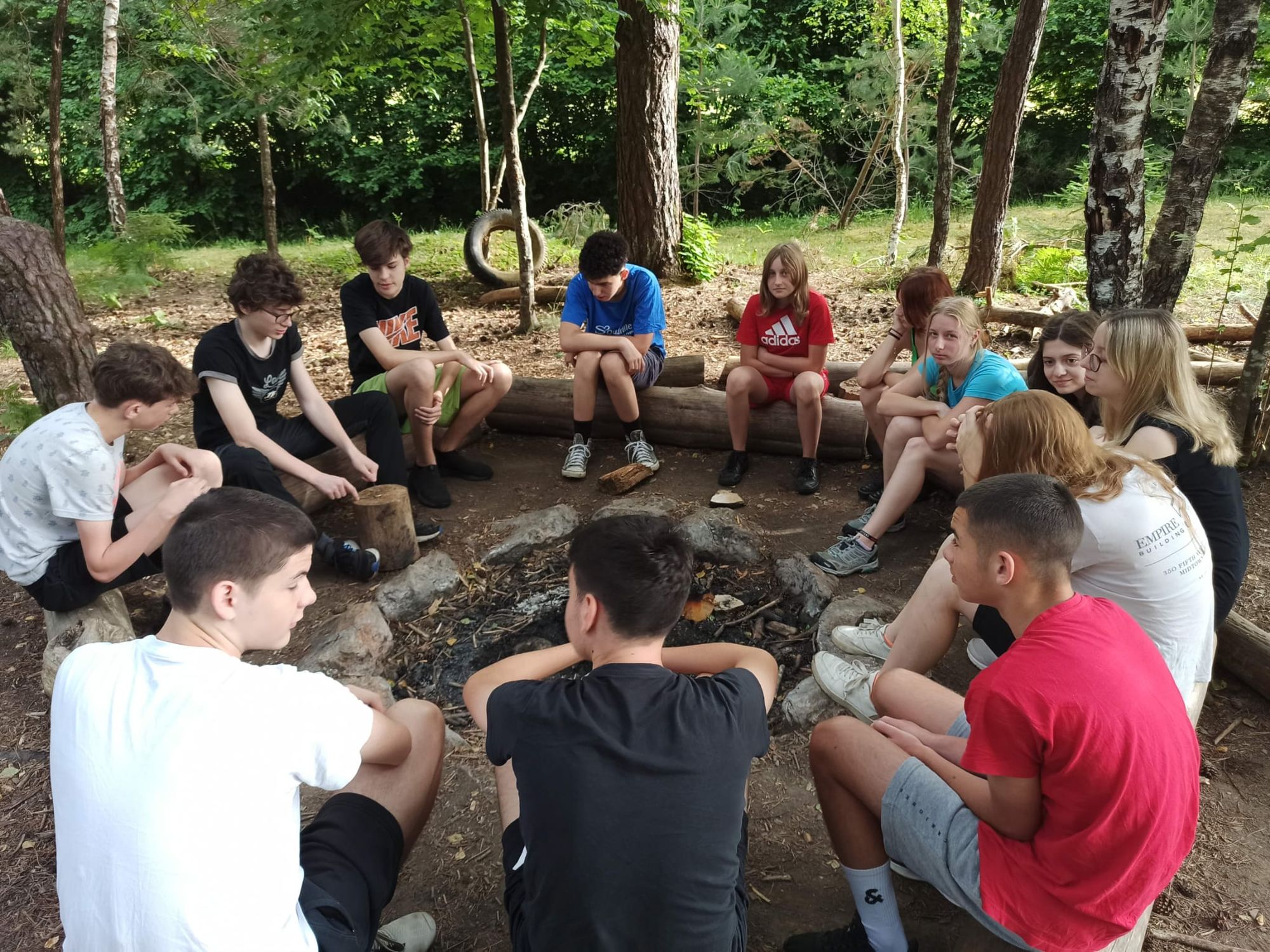 Mladi sudionici kampa Outward Bound Hrvatska u krugu u šumi