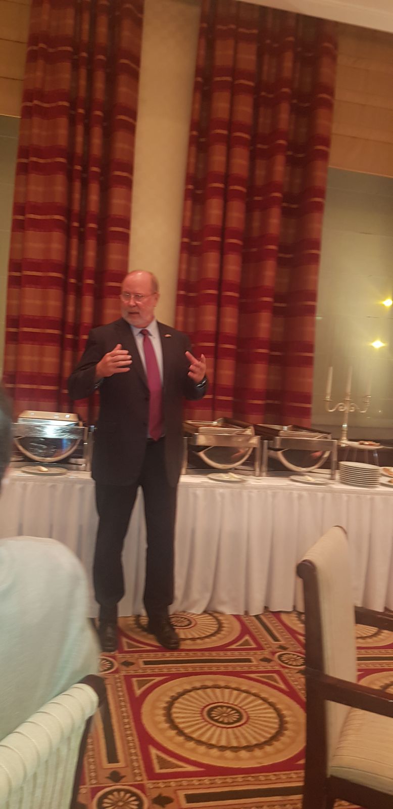 Veleposlanik SAD-a Robert Kohorst govori članovima Rotary kluba Zagreb u hotelu Esplanade